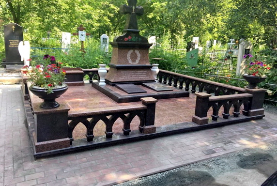Массивный памятник из двух сортов гранита с простым крестом в навершии